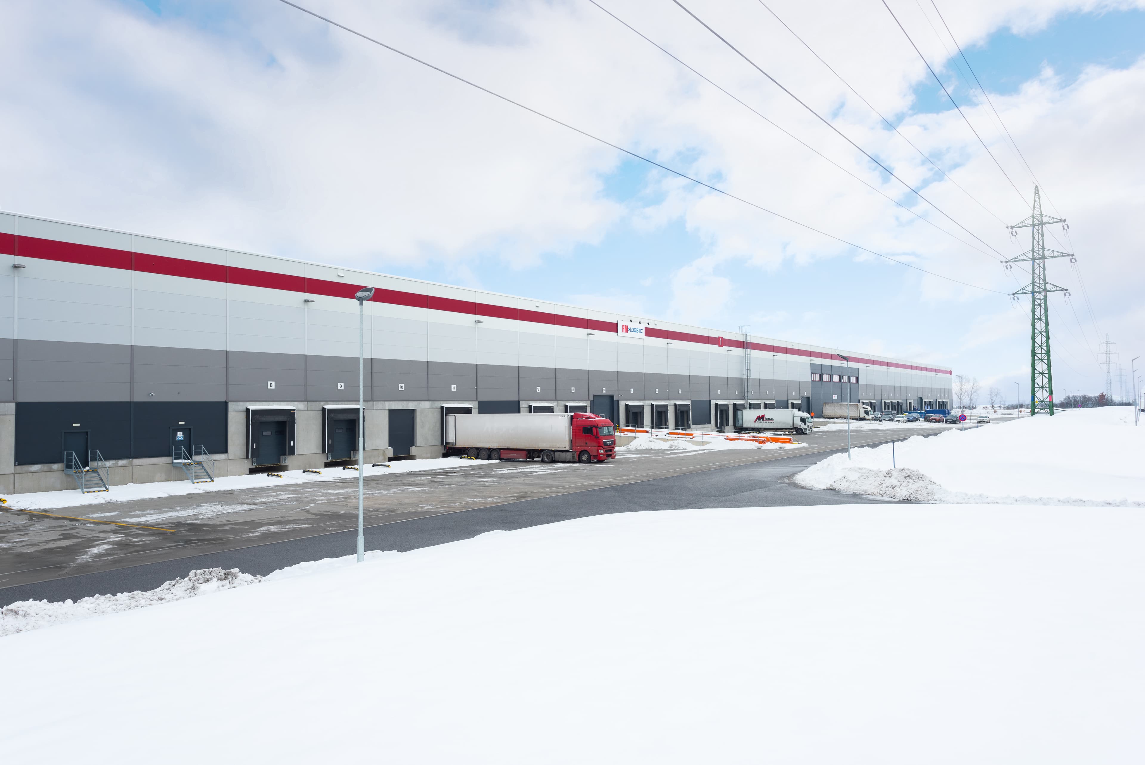 Nabízíme logistické služby v moderním skladu nedaleko Prahy - Jirny Mstětice.