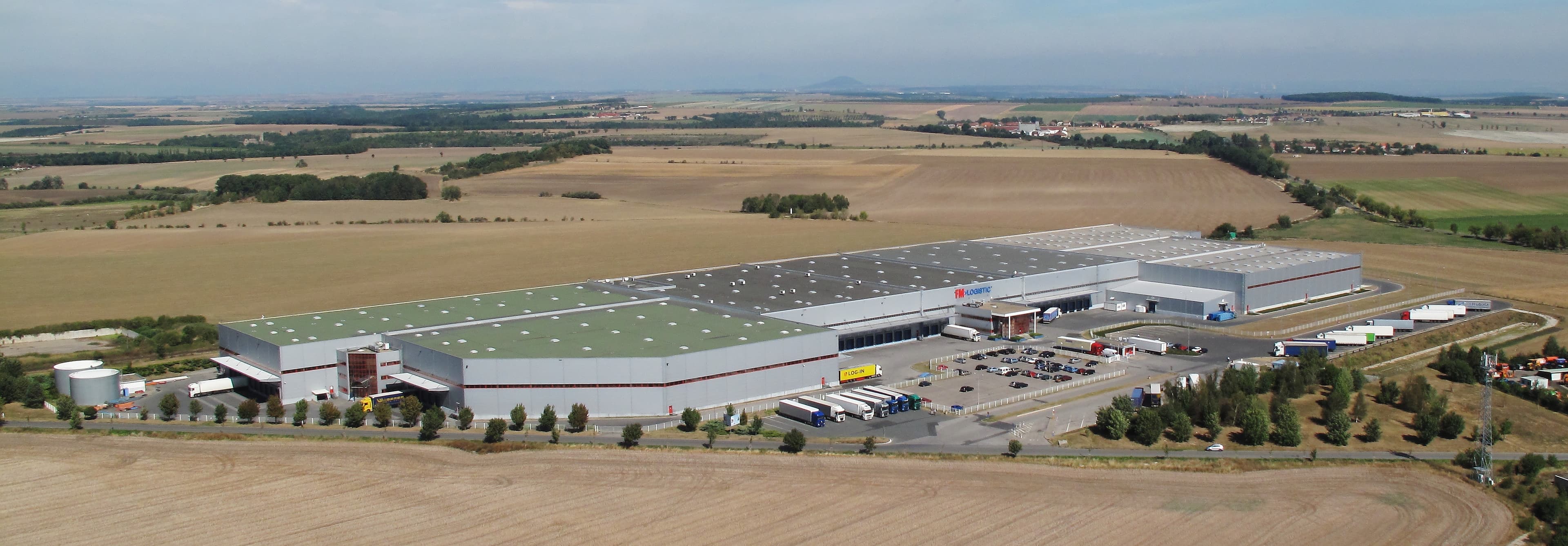 Moderní sklad s logistickými službami v Tuchoměřicích u Prahy, nedaleko letiště Václava Havla