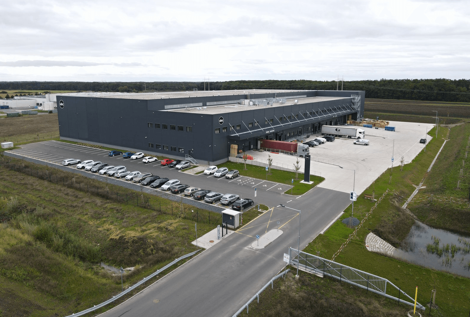 Logistické služby v moderním skladu Ovčáry u Kolína D11