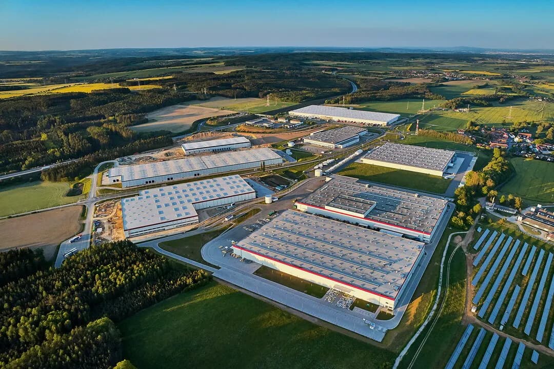 Demand for industrial facilities exceeds the volume of newly completed space—manufacturing and e-commerce are both on the rise