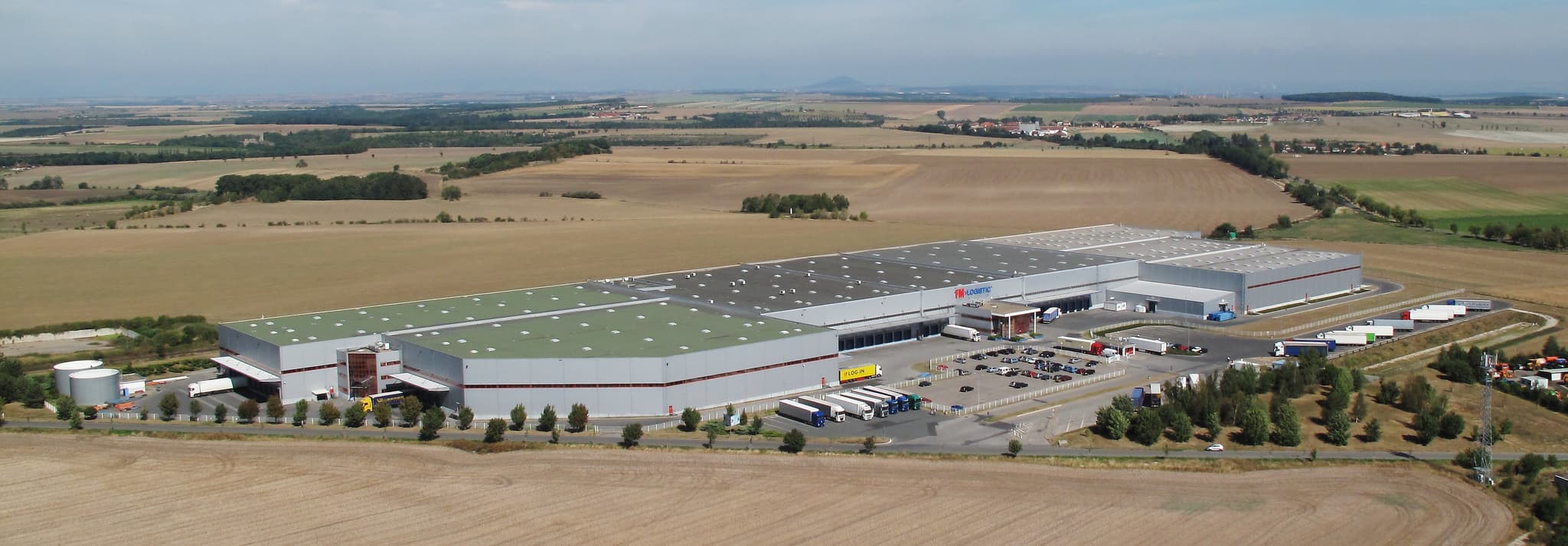 Moderní sklad s logistickými službami v Tuchoměřicích u Prahy, nedaleko letiště Václava Havla
