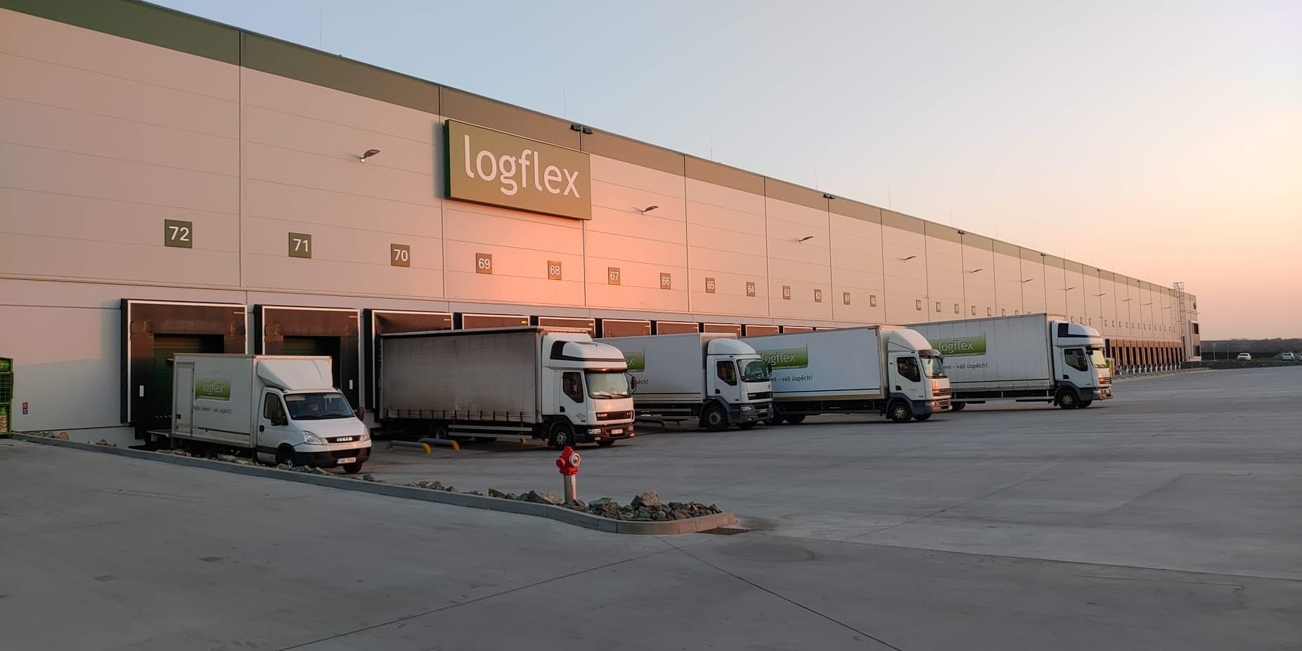 Pronájem skladu se službami - Jažlovice (Praha východ).