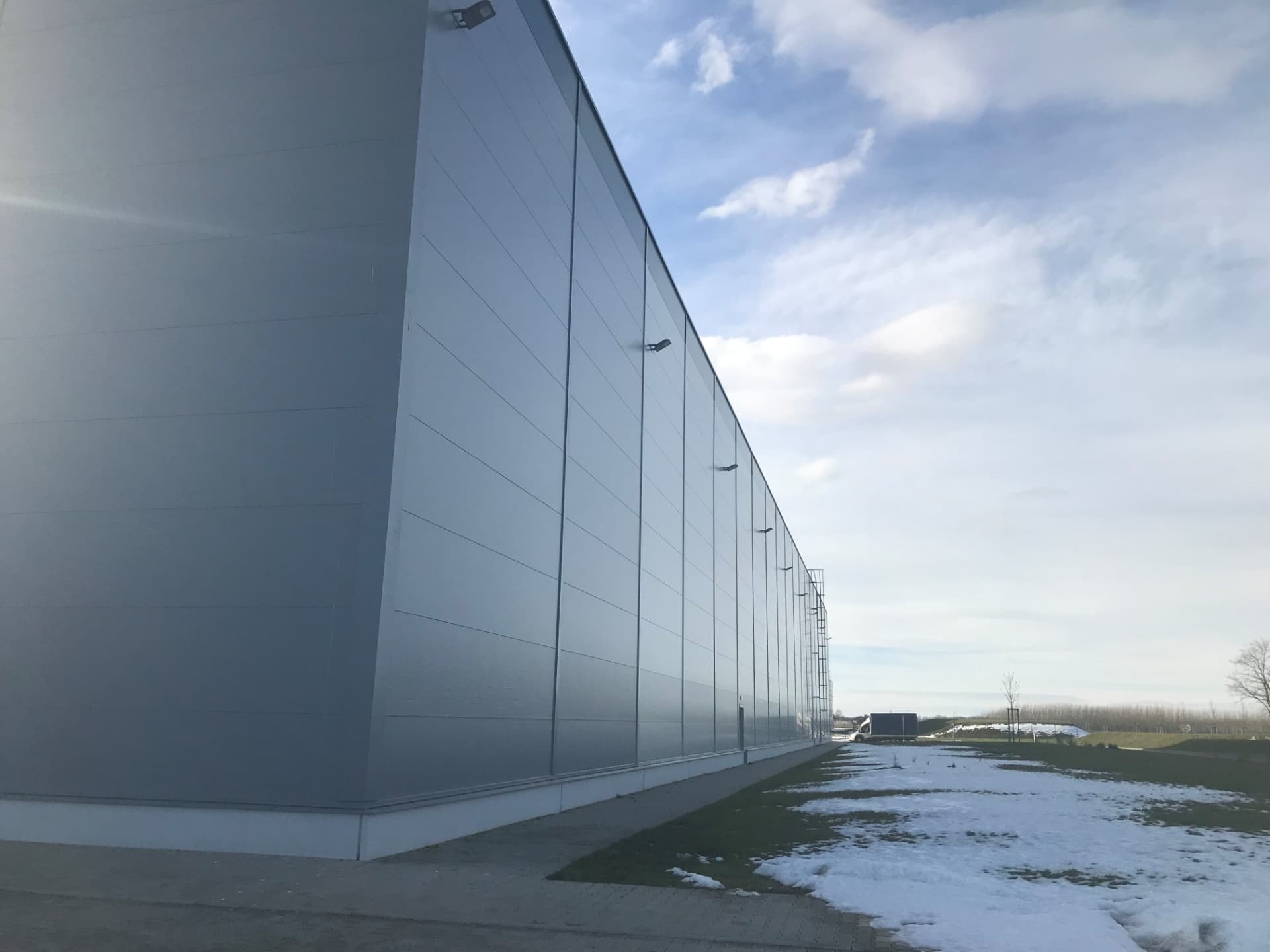 Pronájem skladu se službami v Jenči u Prahy nedaleko letiště Václava Havla.