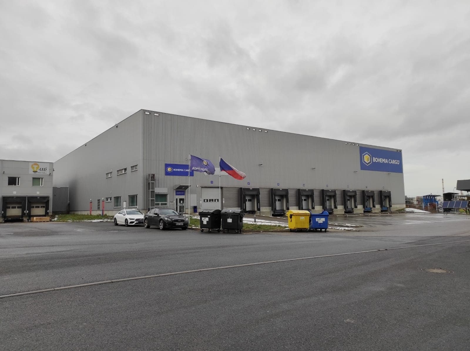 Logistická společnost nabízí své služby v Praze na Průmyslové ulici.