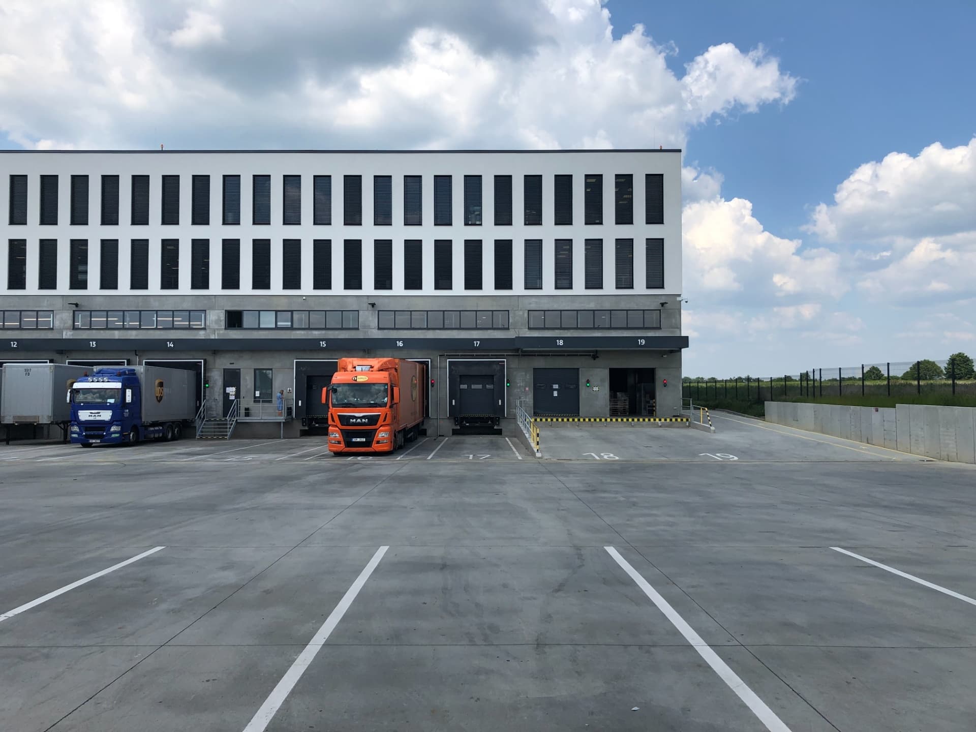 Nabídka komplexních logistických a přepravních služeb v Tuchoměřicích u letiště Praha.