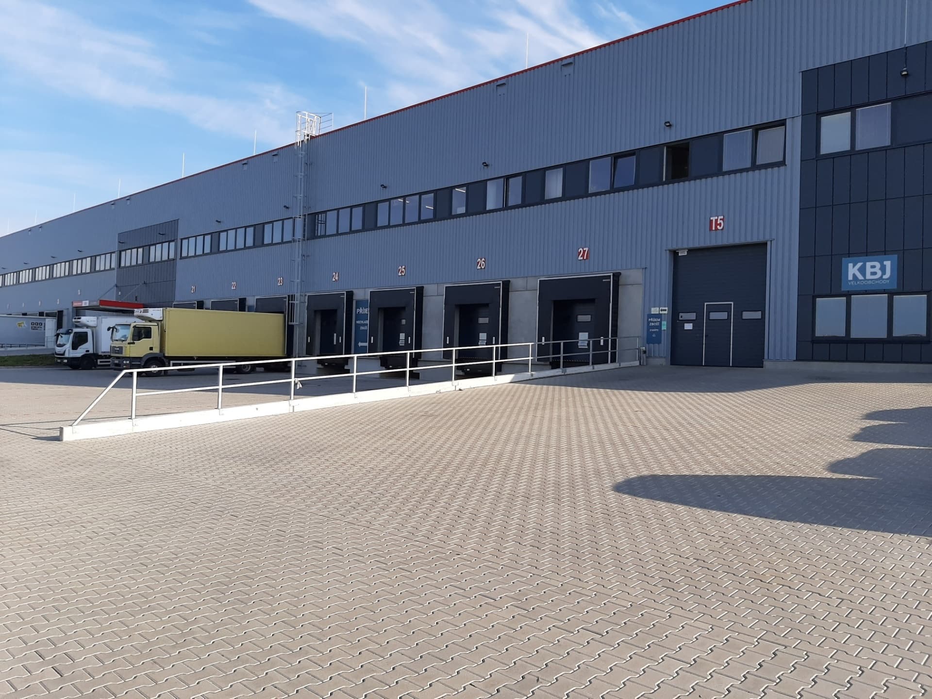 Logistická společnost nabízí své služby v Hostivici u Prahy - dálnice D6.