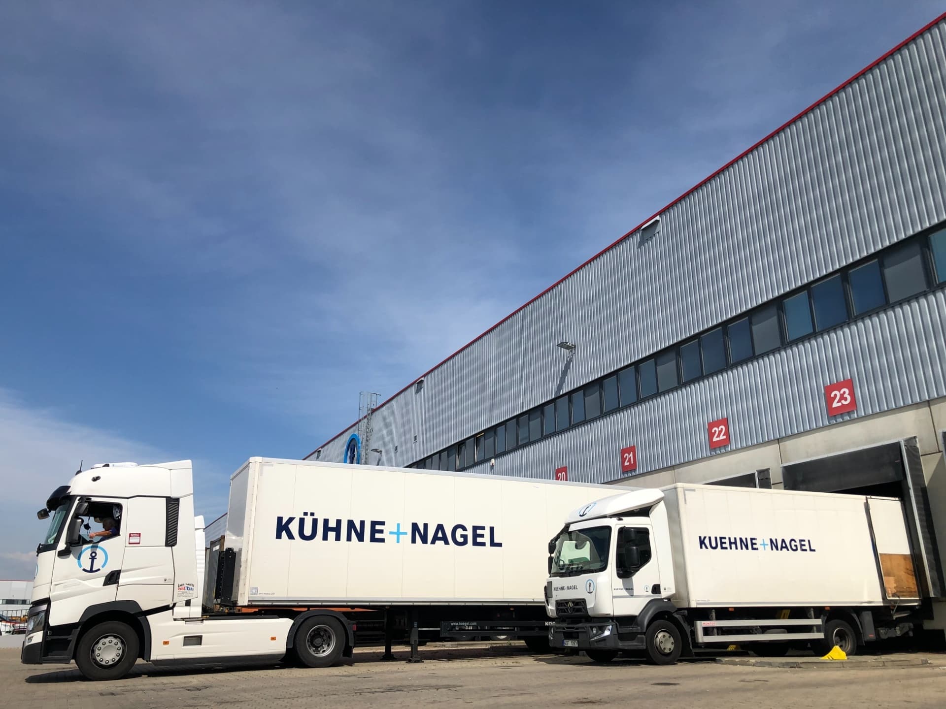 ADR sklad se službami v Hostivici u Prahy nedaleko letiště Václava Havla.