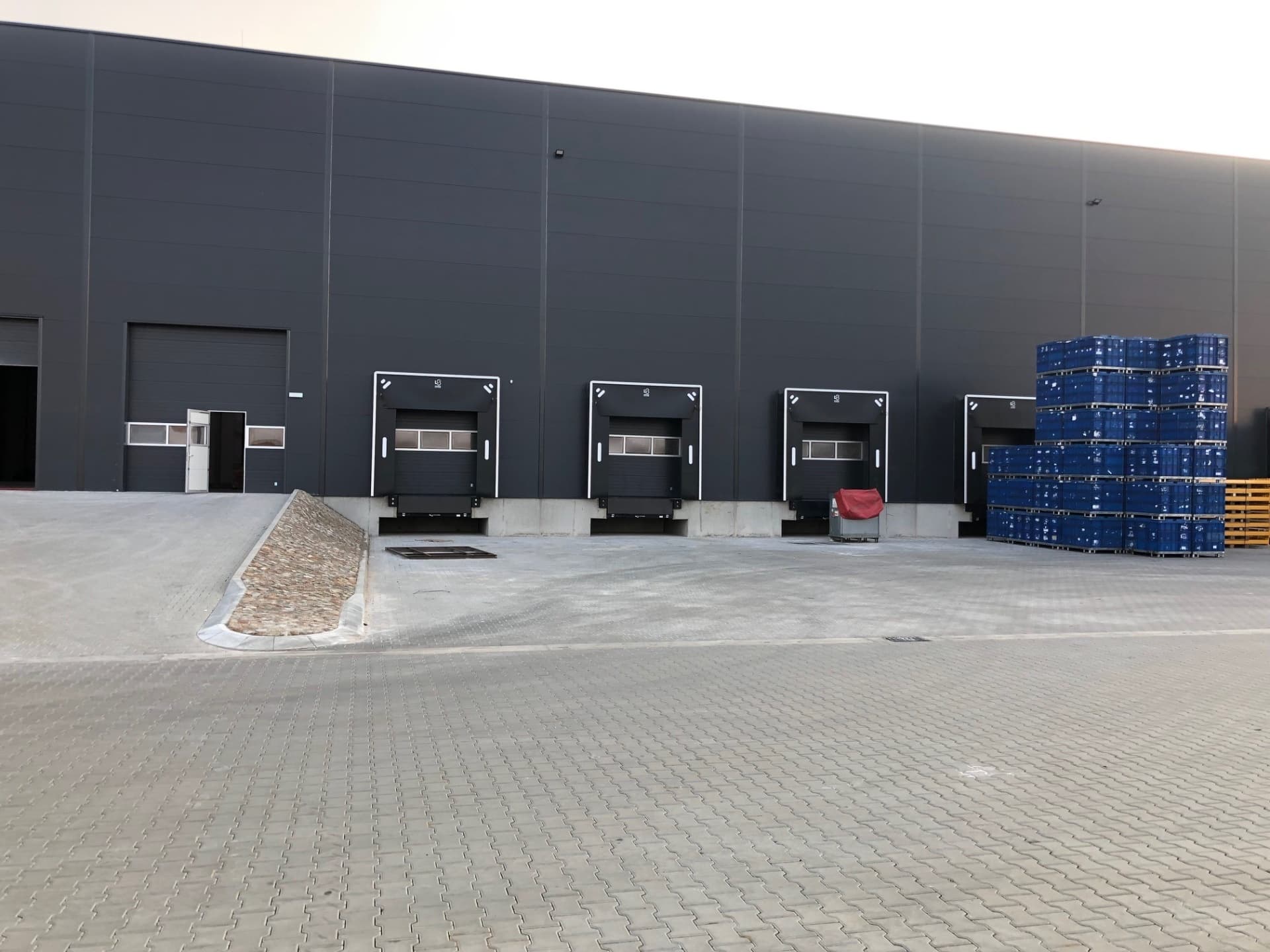 Pronájem skladovacích prostor vč. služeb - lokalita Zápy u Čelákovic silnice D10/E65.